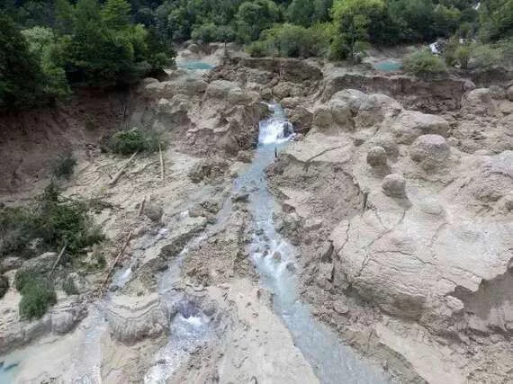 九寨溝地震最新進展，災后重建穩(wěn)步推進，生態(tài)修復持續(xù)進行，九寨溝地震災后重建與生態(tài)修復穩(wěn)步進行中