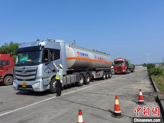 陜西危化車車禍最新，陜西?；愤\(yùn)輸車車禍最新進(jìn)展