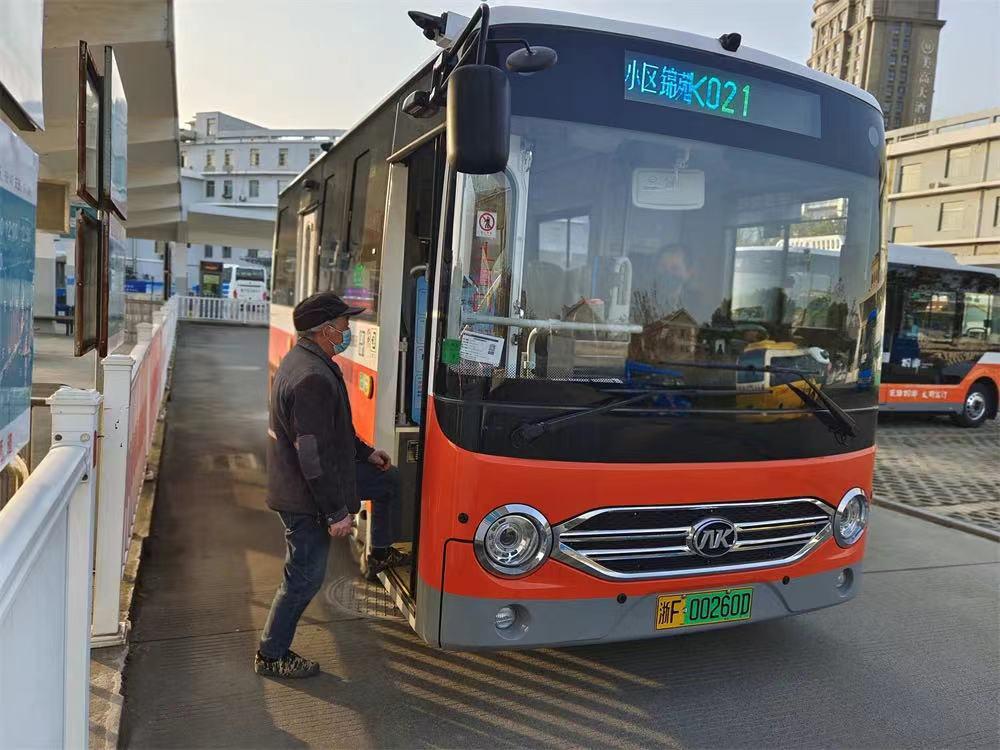 新能源中巴車，綠色出行新選擇，新能源中巴車引領(lǐng)公共交通變革